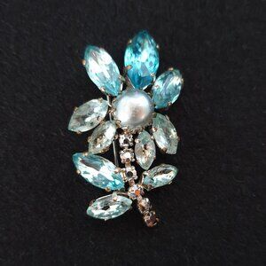 Gorgeous Vintage Mid-Century Blue Rhinestone Silver Tone Flower Brooch